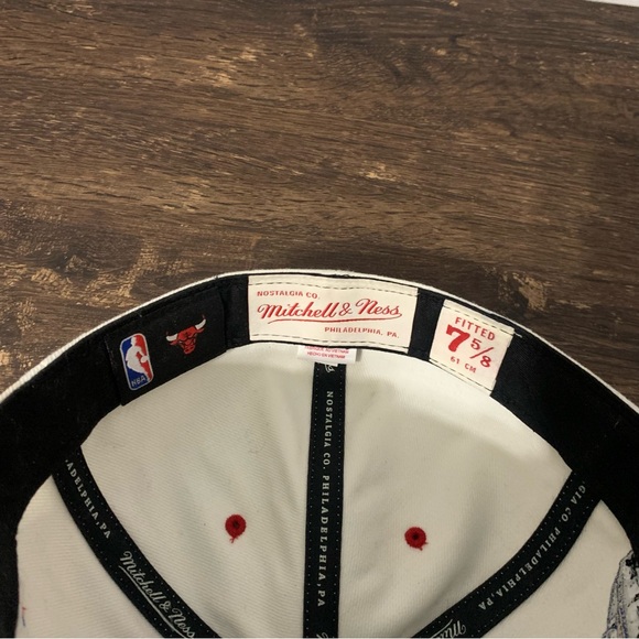 Chicago Bulls Mitchell & Ness Embroidered Fitted 7 5/8 Hat Cap - Picture 7 of 12